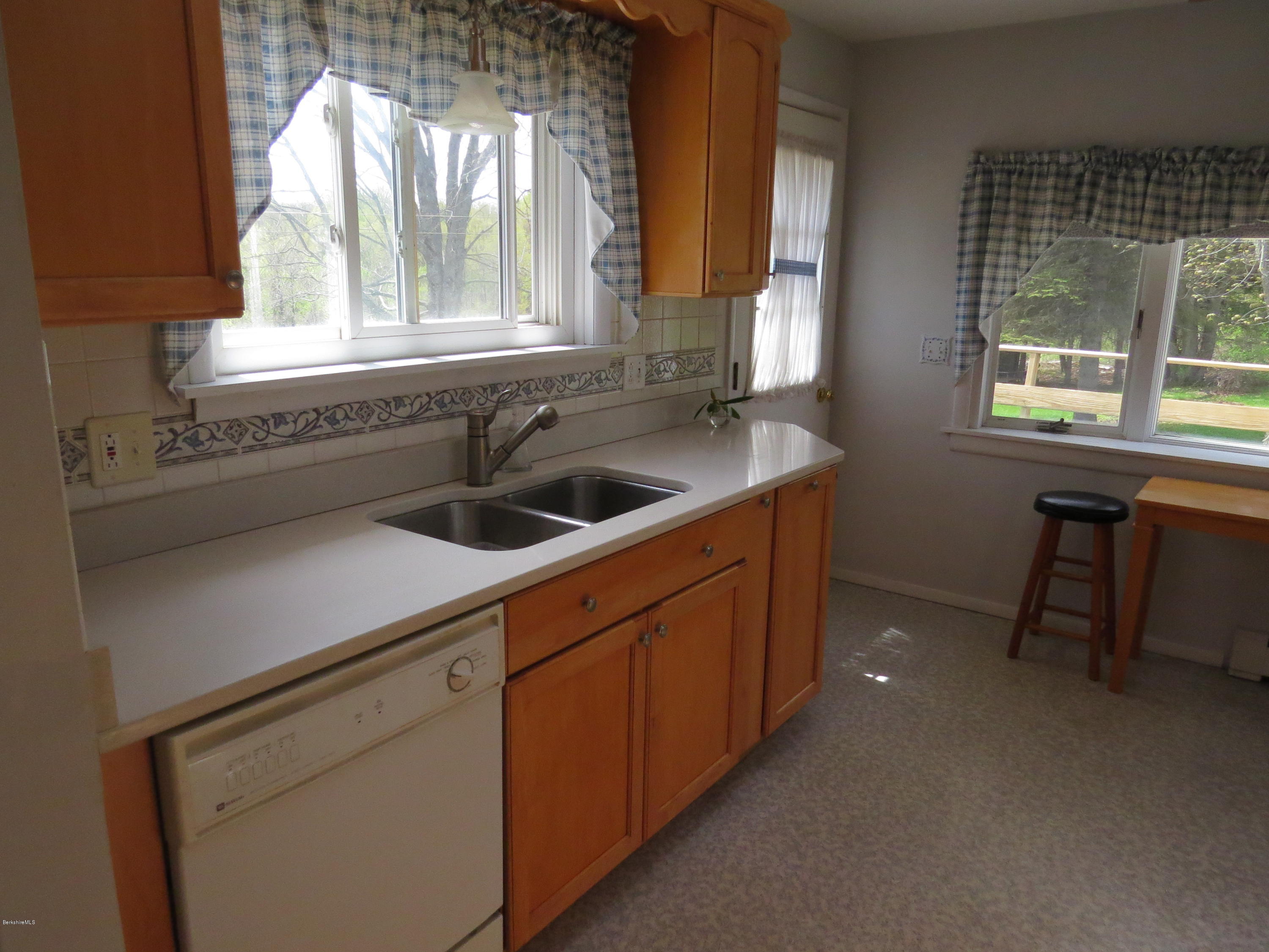 385 Benedict Road Pittsfield, MA 01201 - Photo 9 of 29 IMG_2634