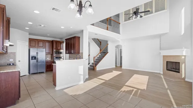 a view of entryway and kitchen