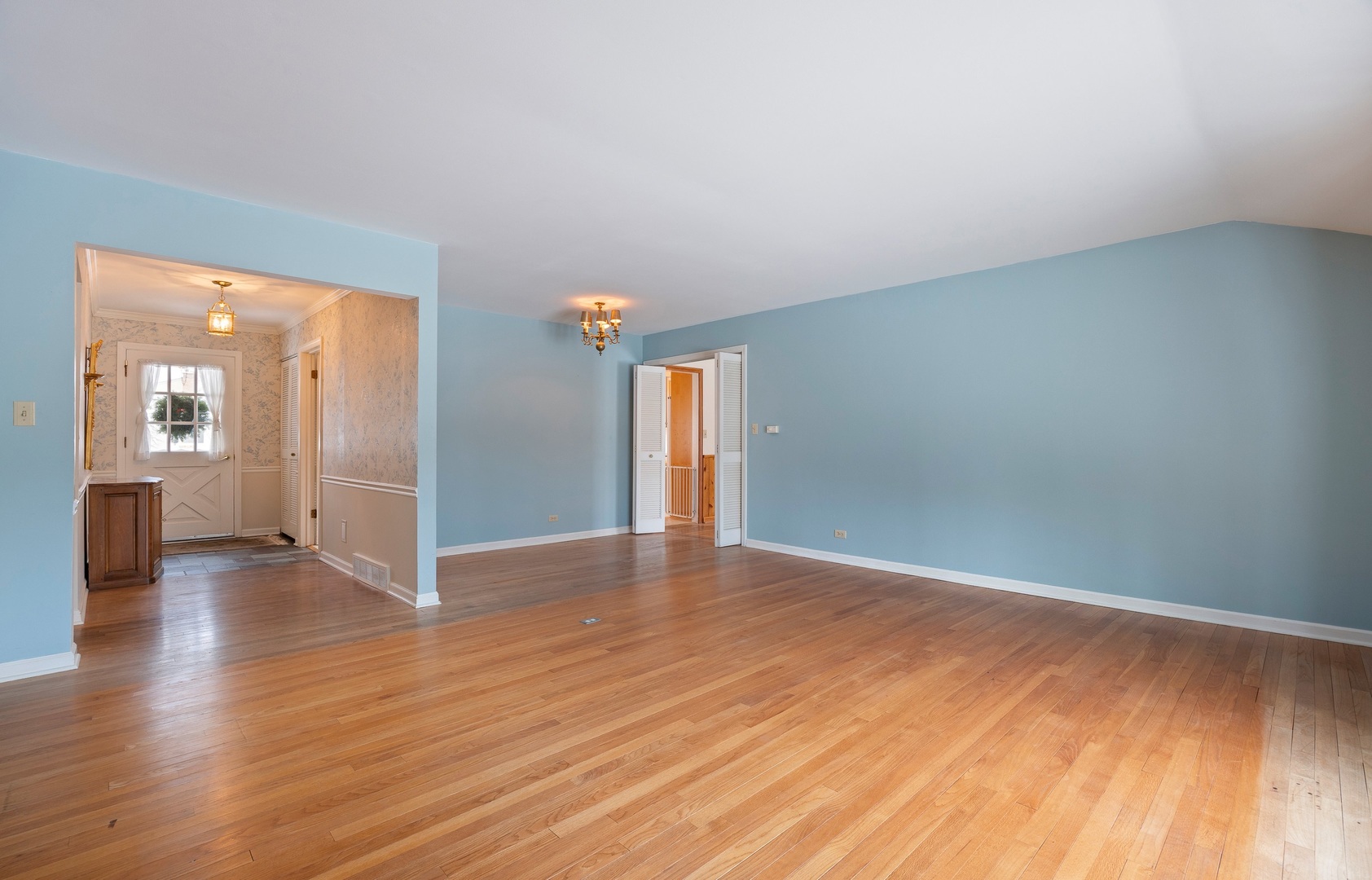 1229 Suffolk Street Naperville, IL 60563 - Photo 3 of 26