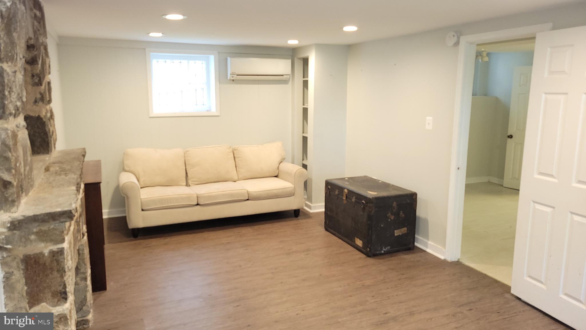 6209 York Road, Unit B Baltimore, MD 21212 - Photo 2 of 24 Spacious Living Room