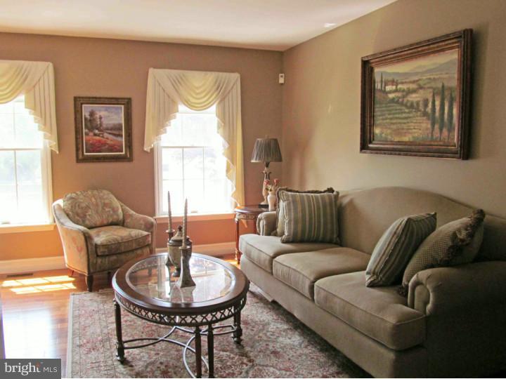 38 Brookwood Road Mount Laurel, NJ 08054 - Photo 3 of 25 Living Room