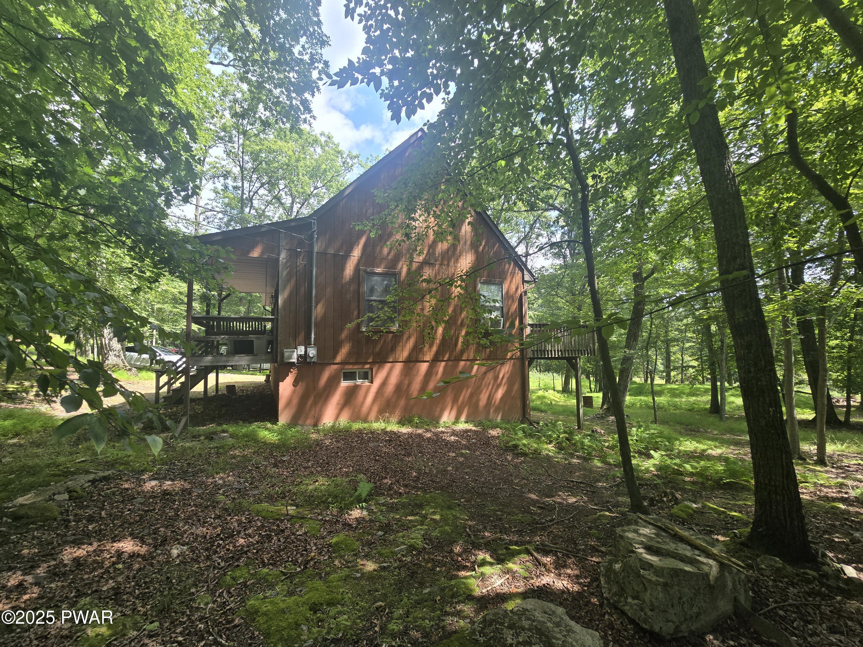 373 Hummingbird Trail Bushkill, PA 18324 - Photo 3 of 32 3