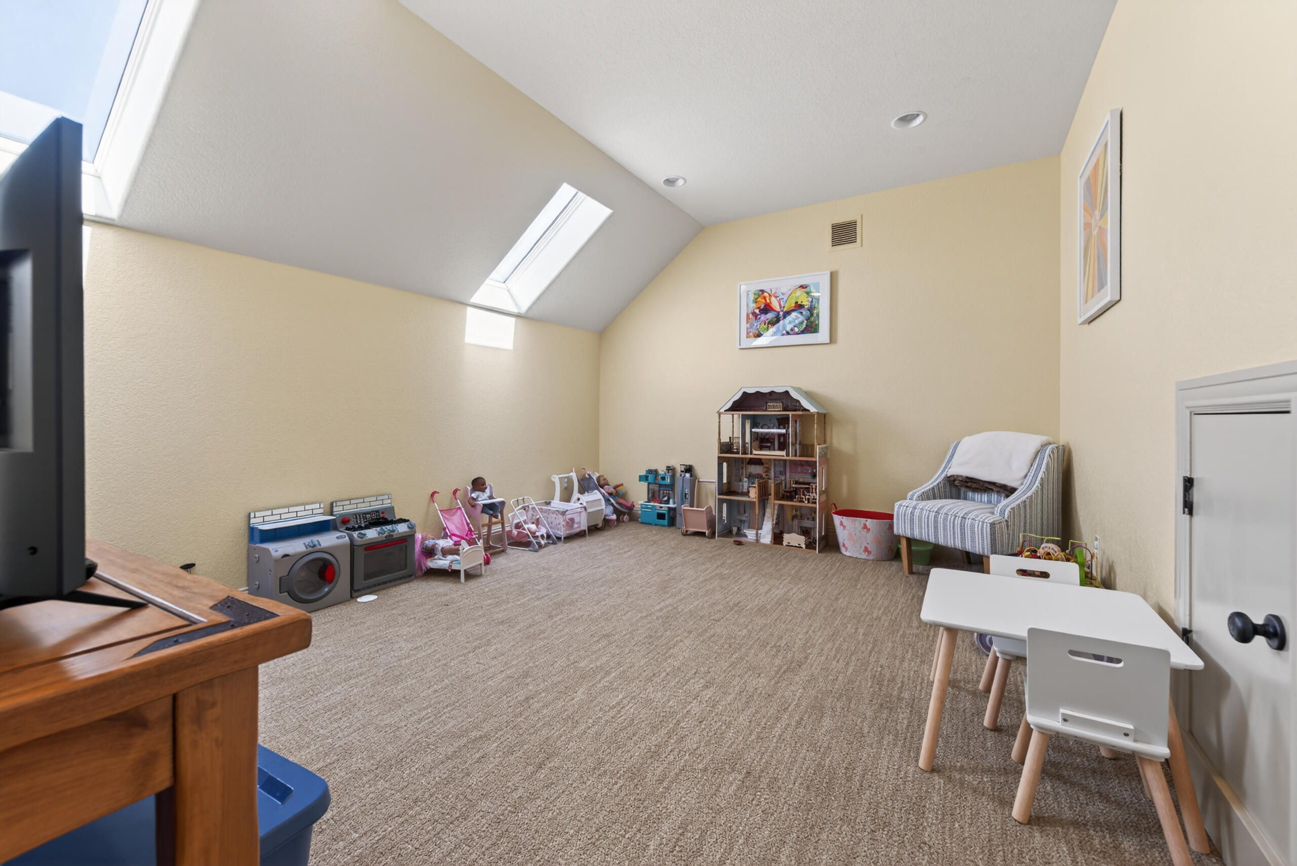 9009 Merlin Drive Redmond, OR 97756 - Photo 47 of 98 a view of a room with furniture and toys