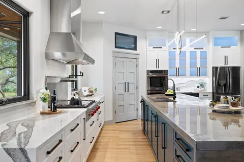 $1,225,000 | 9207 Claxton Drive, Austin, TX 78736