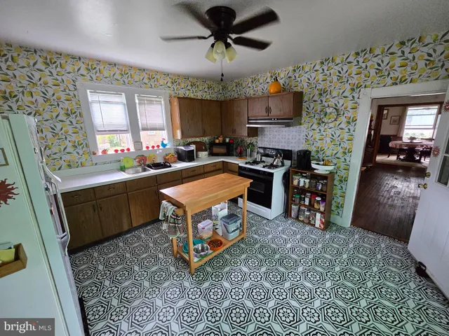 $140,000 | 108 West Chesapeake Avenue, Crisfield, MD 21817