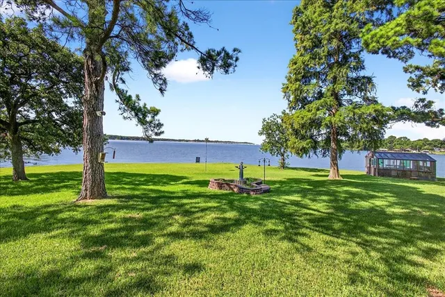 a view of yard with trees