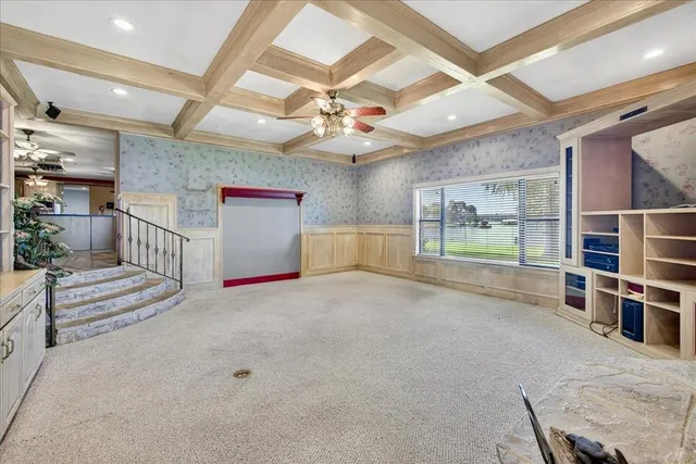 a view of livingroom with furniture