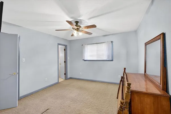 a view of a livingroom with a workspace