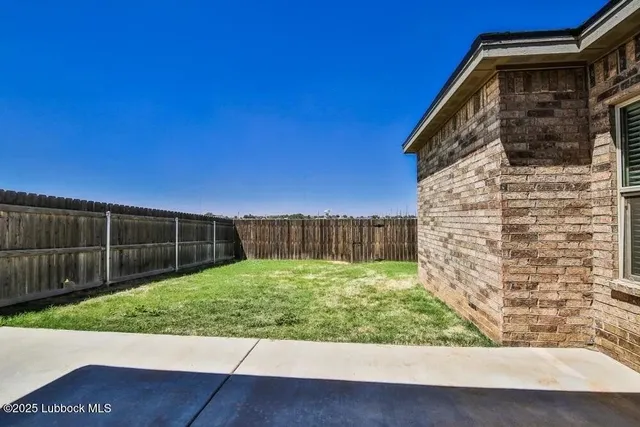 a view of backyard with pathway