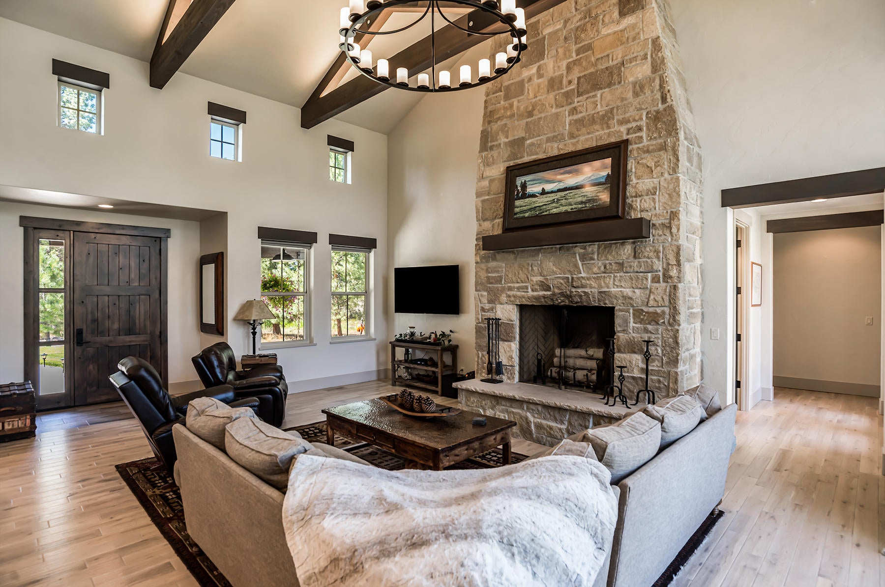 60540 Billadeau Road Bend, OR 97702 - Photo 6 of 39 06-Vaulted Great Room