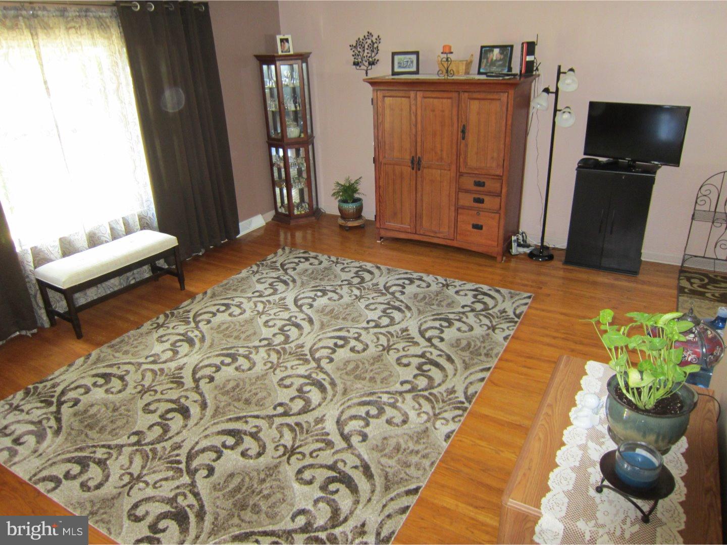 85 Sioux Road New Britain, PA 18901 - Photo 2 of 20 Living Room