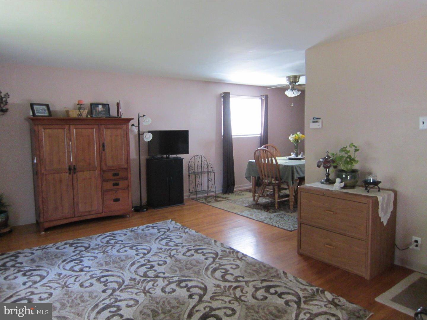 85 Sioux Road New Britain, PA 18901 - Photo 3 of 20 Living Room
