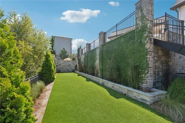 a view of a back yard