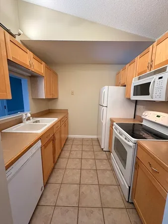 $1,700 | 34 Maple Crest Circle, Unit K, Holyoke, MA 01040