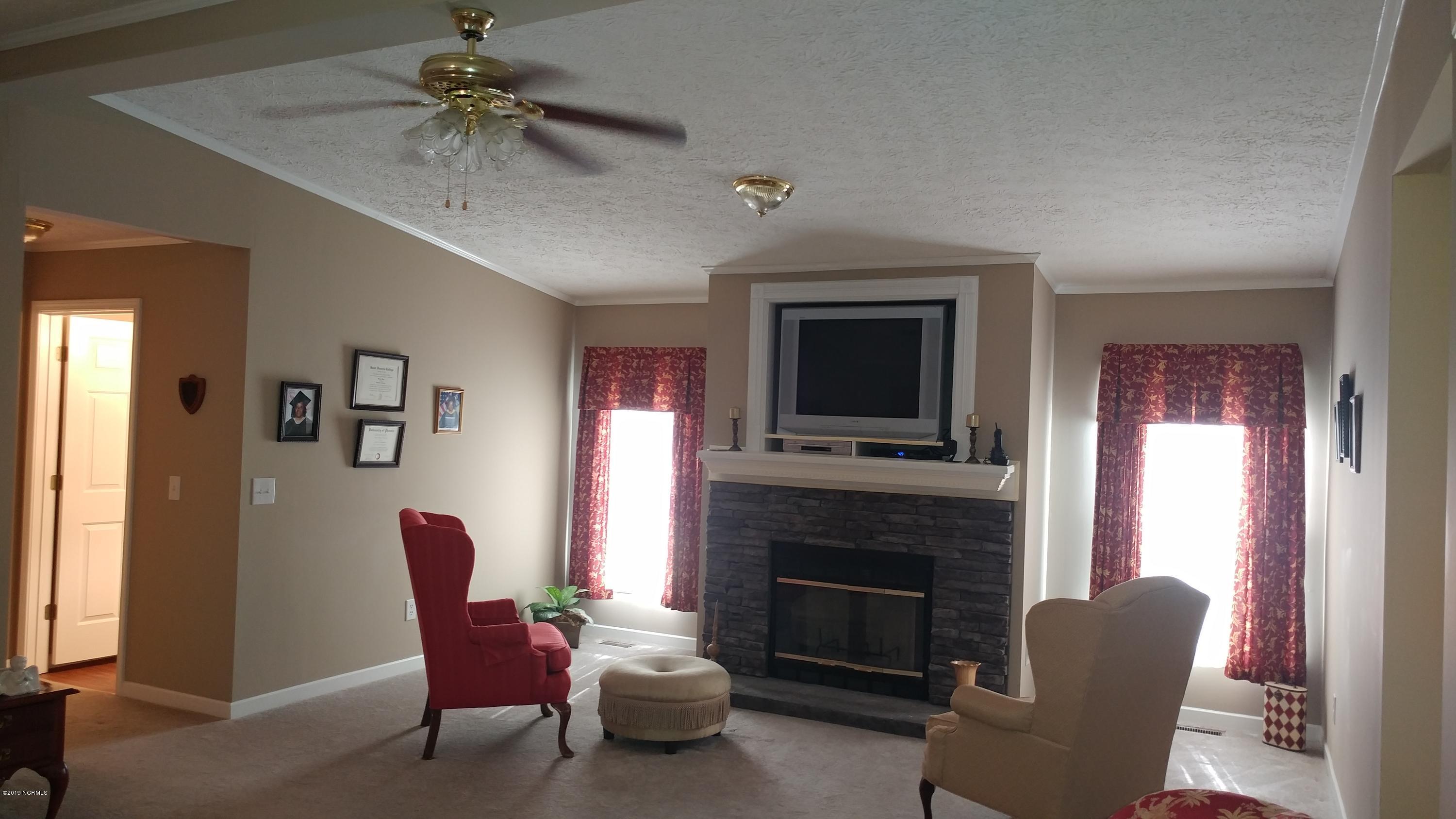 895 Blades Road Havelock, NC 28532 - Photo 2 of 16 Family Room