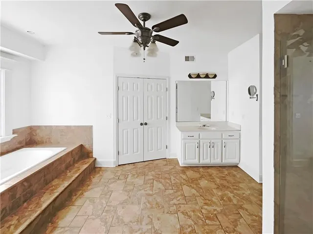 $595,000 | 10105 Northwest River Hills Drive, Kansas City, MO 64152