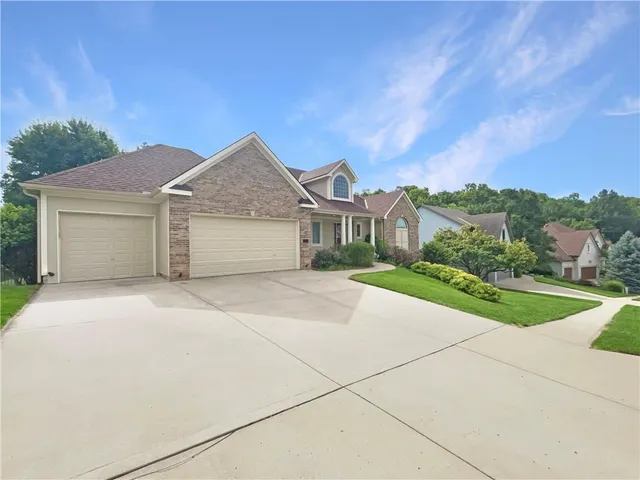 $595,000 | 10105 Northwest River Hills Drive, Kansas City, MO 64152