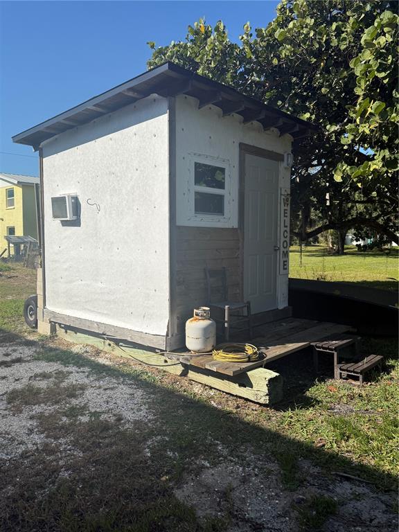 912 Piney Point Road Palmetto, FL 34221 - Photo 3 of 10 a backyard of a house with dishwasher and wooden fence