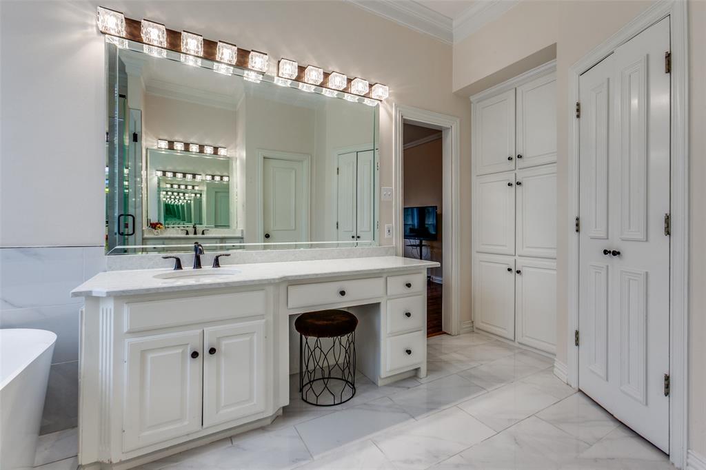 13920 Hillcrest Road Dallas, TX 75240 - Photo 18 of 33 Extra large primary bedroom