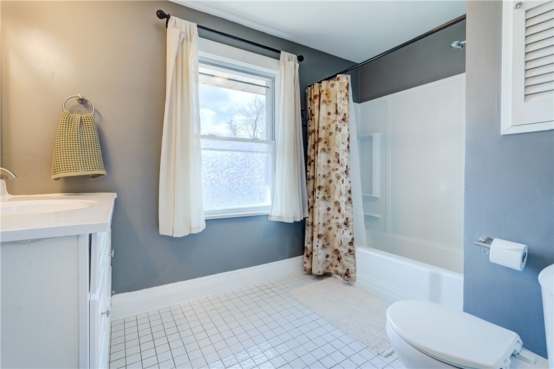 134 Wyndham Road Rochester, NY 14612 - Photo 18 of 31 Updated full bath.