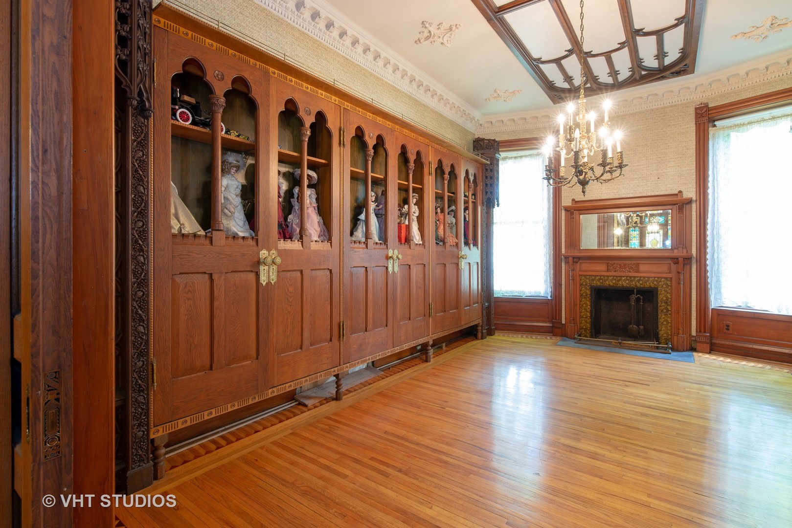 307 North Main Street Sycamore, IL 60178 - Photo 13 of 32 a view of an entryway with wooden floor