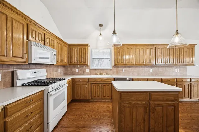 $320,000 | 821 Willow Court, Saginaw, TX 76179