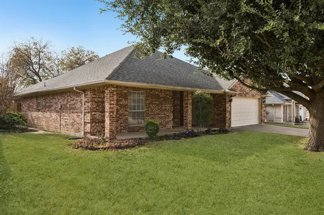$320,000 | 821 Willow Court, Saginaw, TX 76179