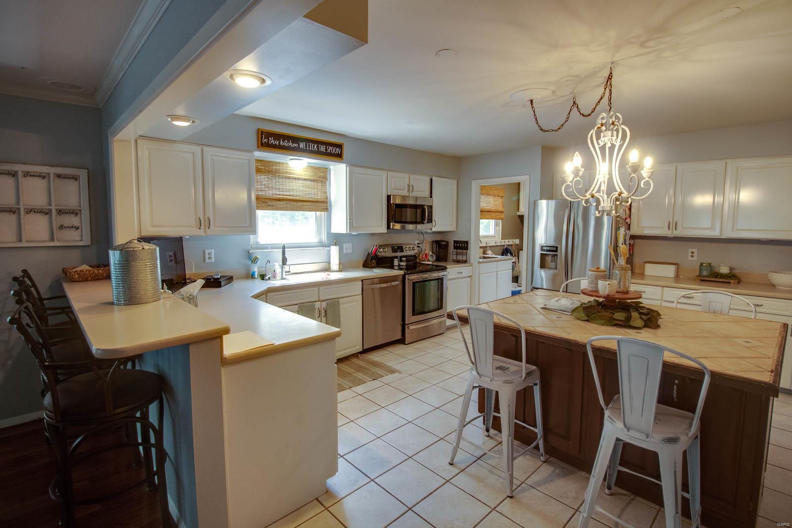 1807 Arrowhead Lane Godfrey, IL 62035 - Photo 14 of 60
