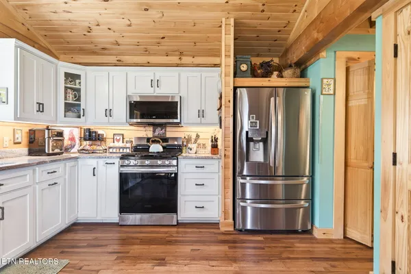 $829,000 | 1218 Moody Road, Byrdstown, TN 38549