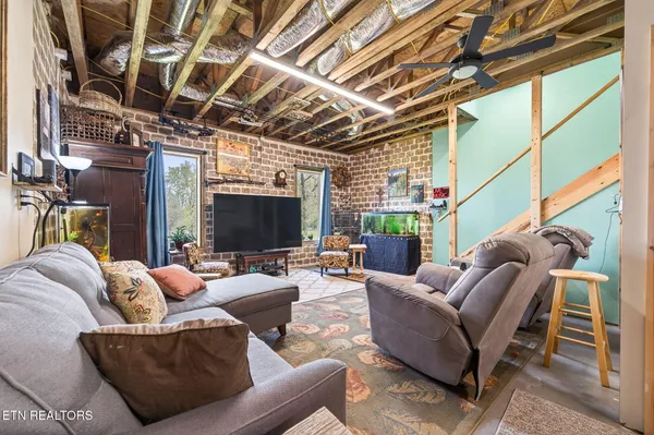$829,000 | 1218 Moody Road, Byrdstown, TN 38549