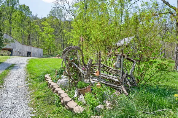 $829,000 | 1218 Moody Road, Byrdstown, TN 38549