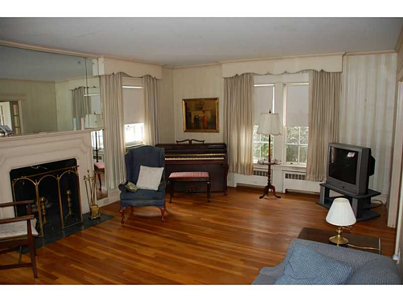 45 Highland Street Woonsocket, RI 02895 - Photo 6 of 22 Living Room.