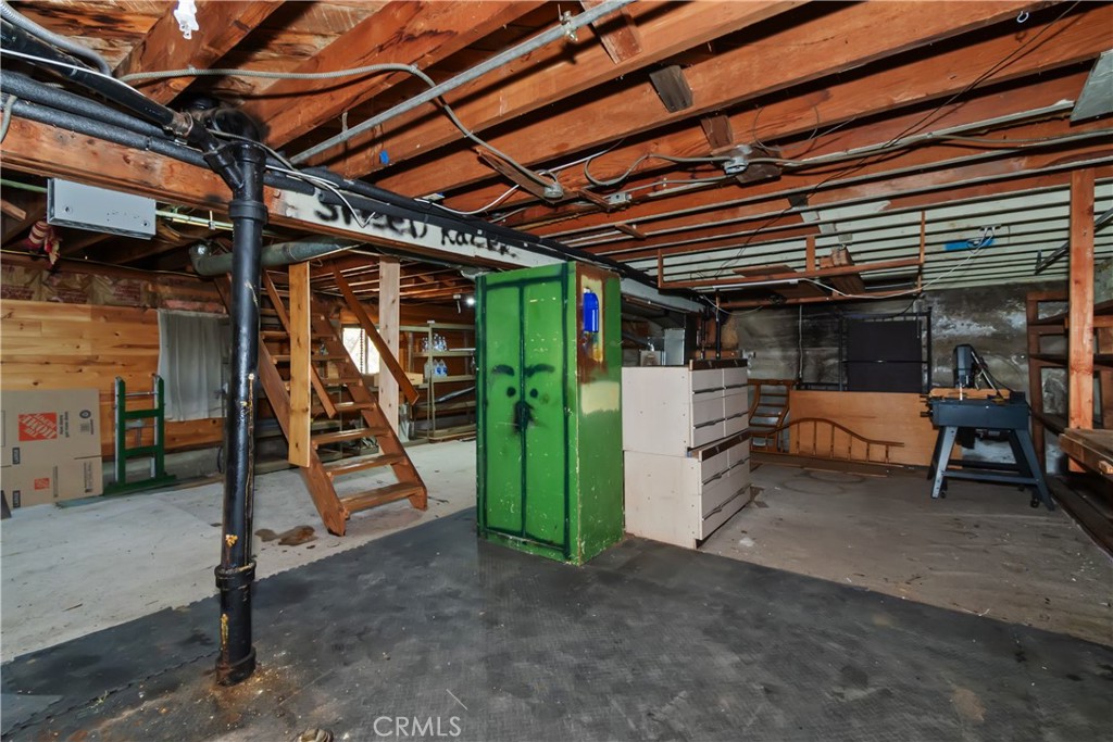 863 Oak Road Lake Arrowhead, CA 92385 - Photo 32 of 42 a view of a room with gym equipment