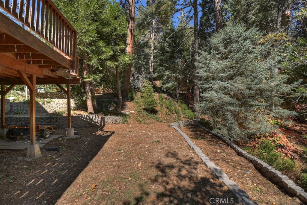863 Oak Road Lake Arrowhead, CA 92385 - Photo 37 of 42 a backyard of a house with lots of green space
