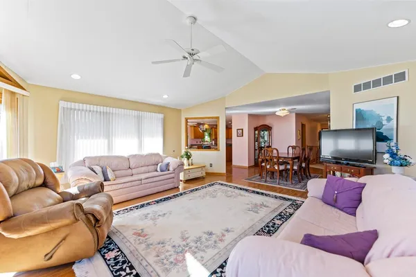 $325,000 | 810 Southgate Drive, Lake Summerset, IL 61019