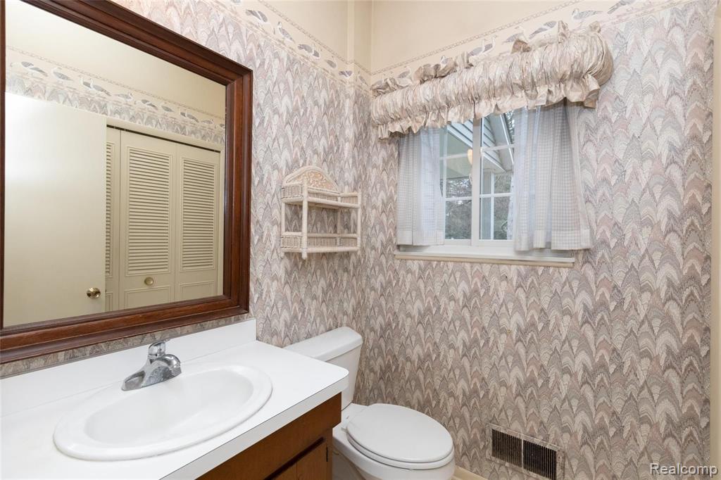 6230 Middle Lake Road Clarkston, MI 48346 - Photo 17 of 38 Gallery Image 17