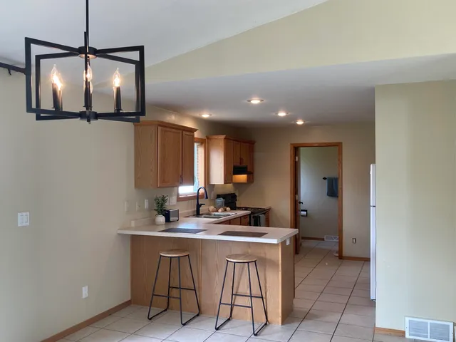 $264,900 | 1701 Meadow View Lane, Little Chute, WI 54140