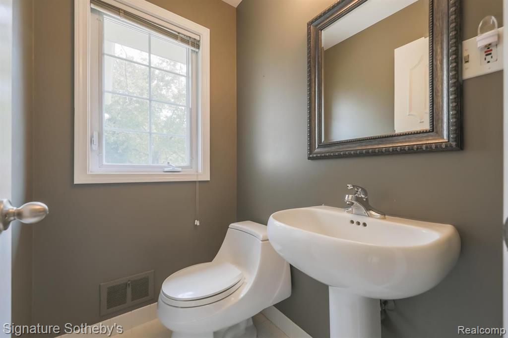 5139 Wing Lake Road Bloomfield Hills, MI 48302 - Photo 22 of 43