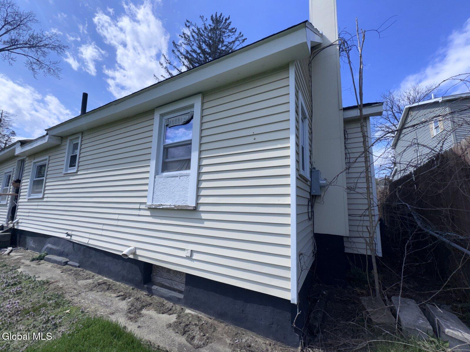 334 Glengary Road Schenectady, NY 12304 - Photo 4 of 23 4