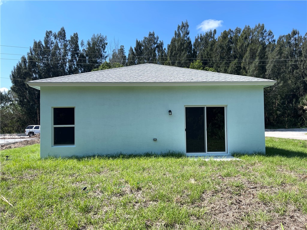 3395 3rd Place Vero Beach, FL 32968 - Photo 4 of 15 a front view of house with yard