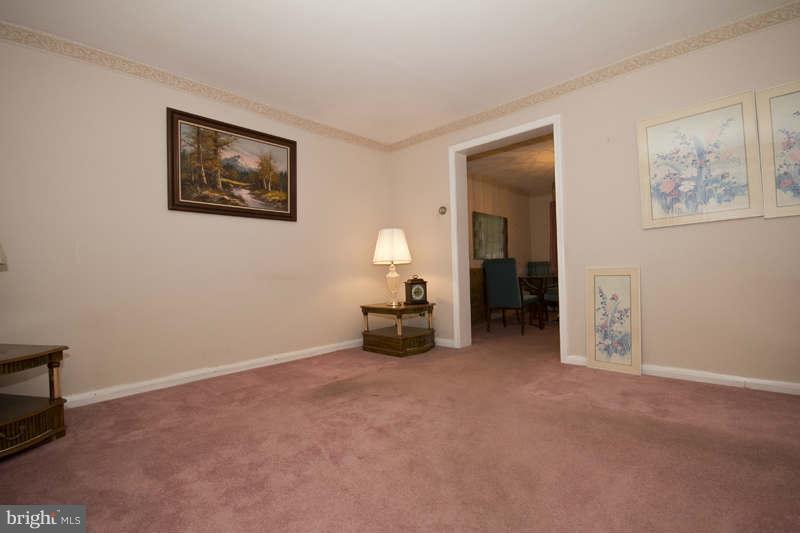 1536 Doolittle Road Baltimore, MD 21221 - Photo 8 of 20 Living Room