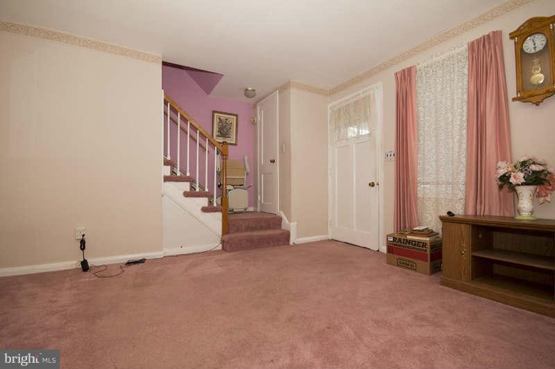 1536 Doolittle Road Baltimore, MD 21221 - Photo 9 of 20 Living Room