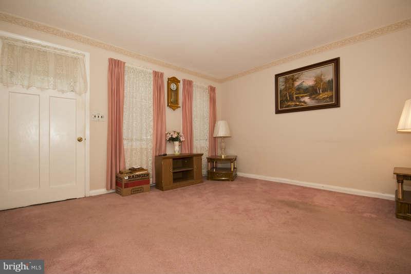 1536 Doolittle Road Baltimore, MD 21221 - Photo 10 of 20 Living Room