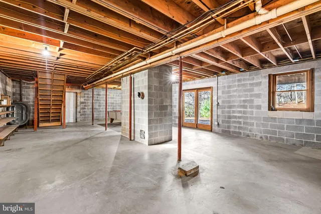 a view of an empty room with entrance