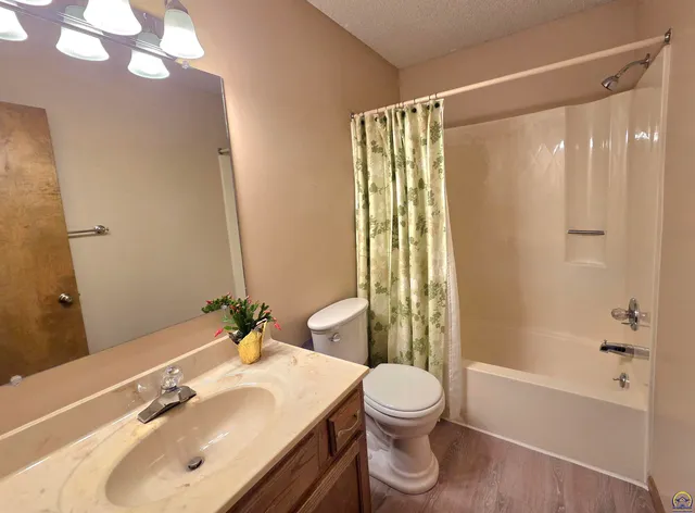 $171,000 | 5542 Southwest Stonegate Court, Topeka, KS 66606