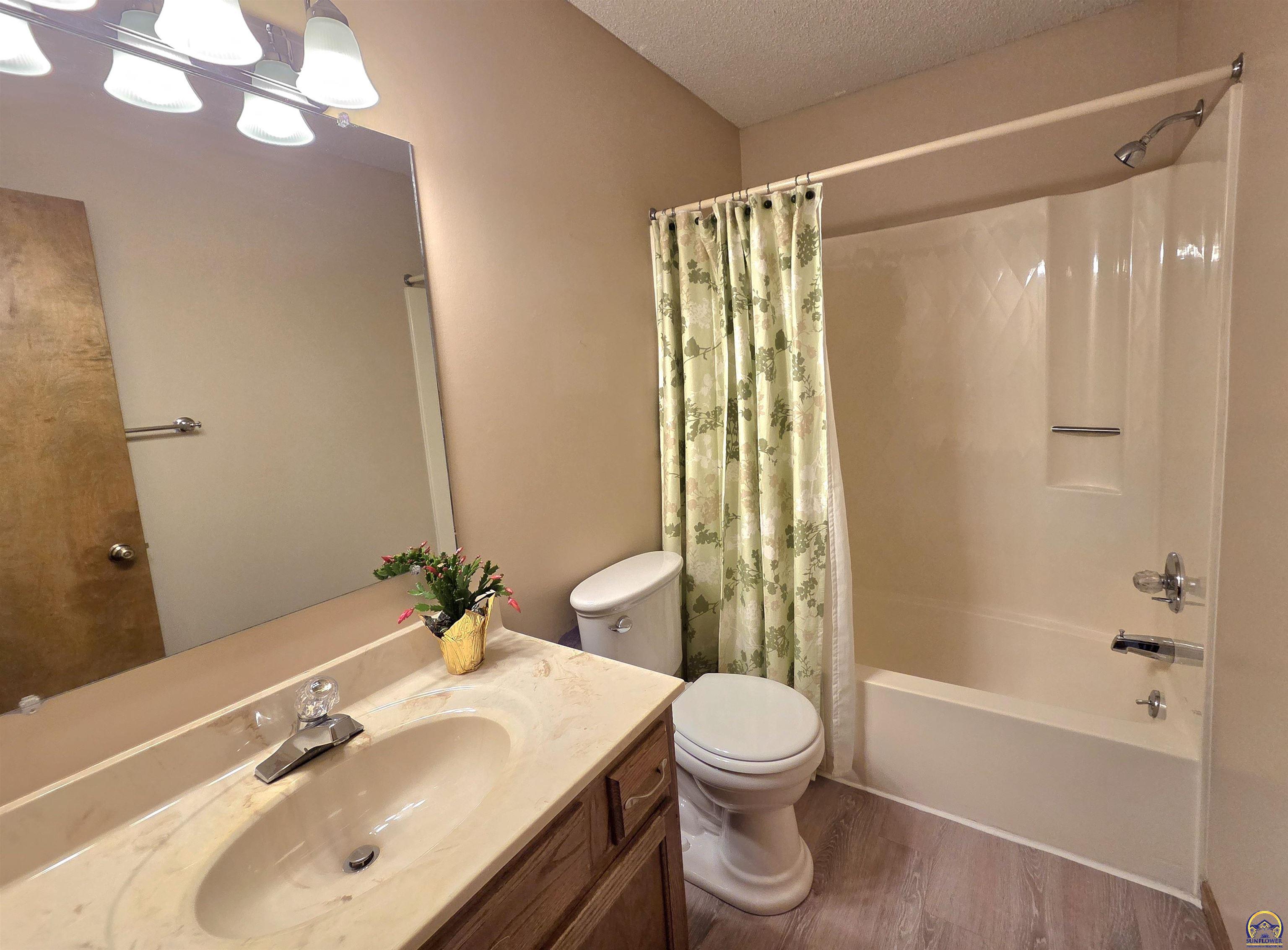 5542 Southwest Stonegate Court Topeka, KS 66606 - Photo 12 of 19