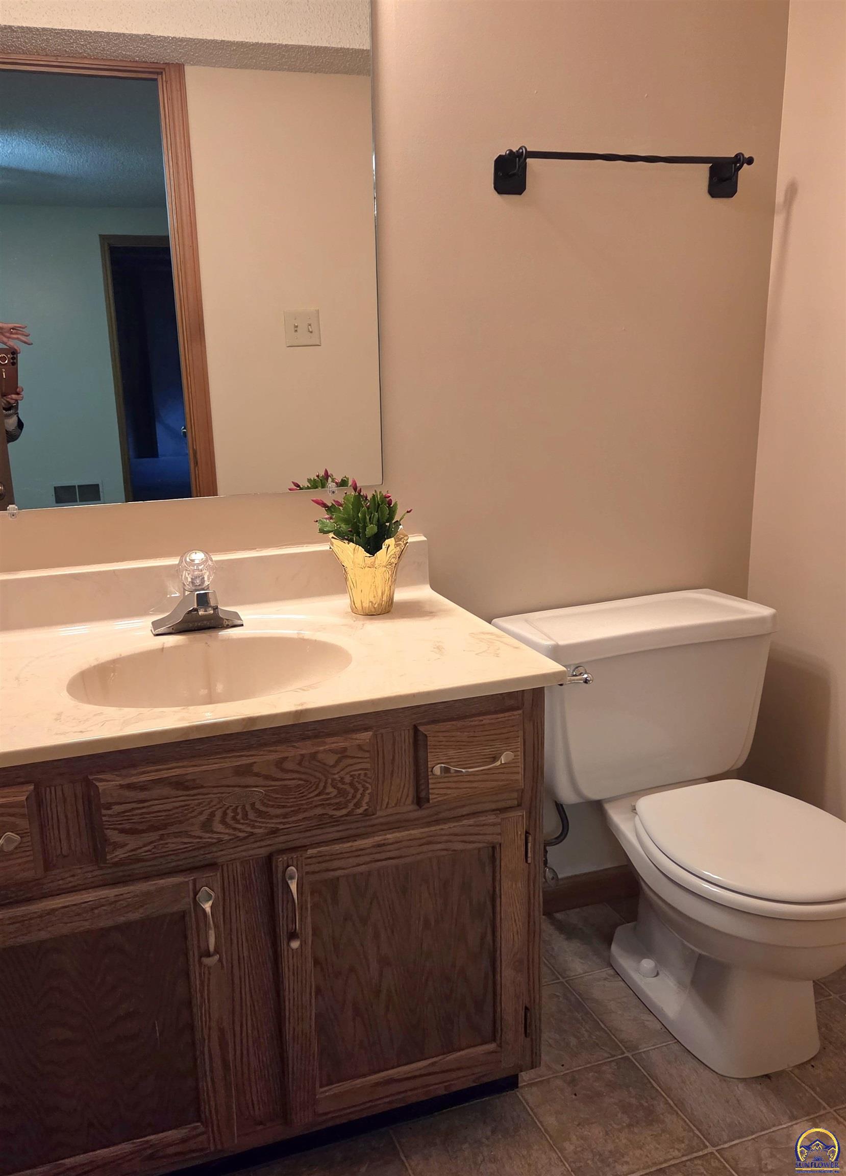 5542 Southwest Stonegate Court Topeka, KS 66606 - Photo 13 of 19