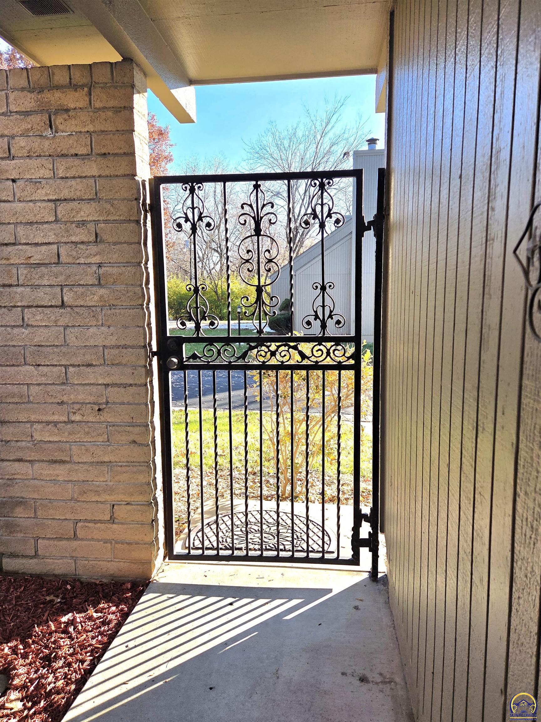 5542 Southwest Stonegate Court Topeka, KS 66606 - Photo 3 of 19