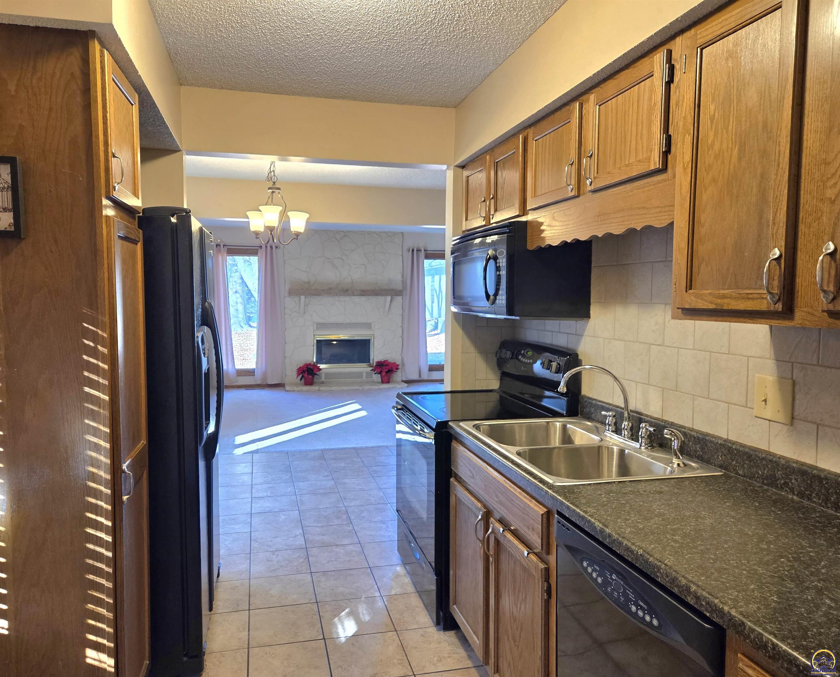 5542 Southwest Stonegate Court Topeka, KS 66606 - Photo 6 of 19