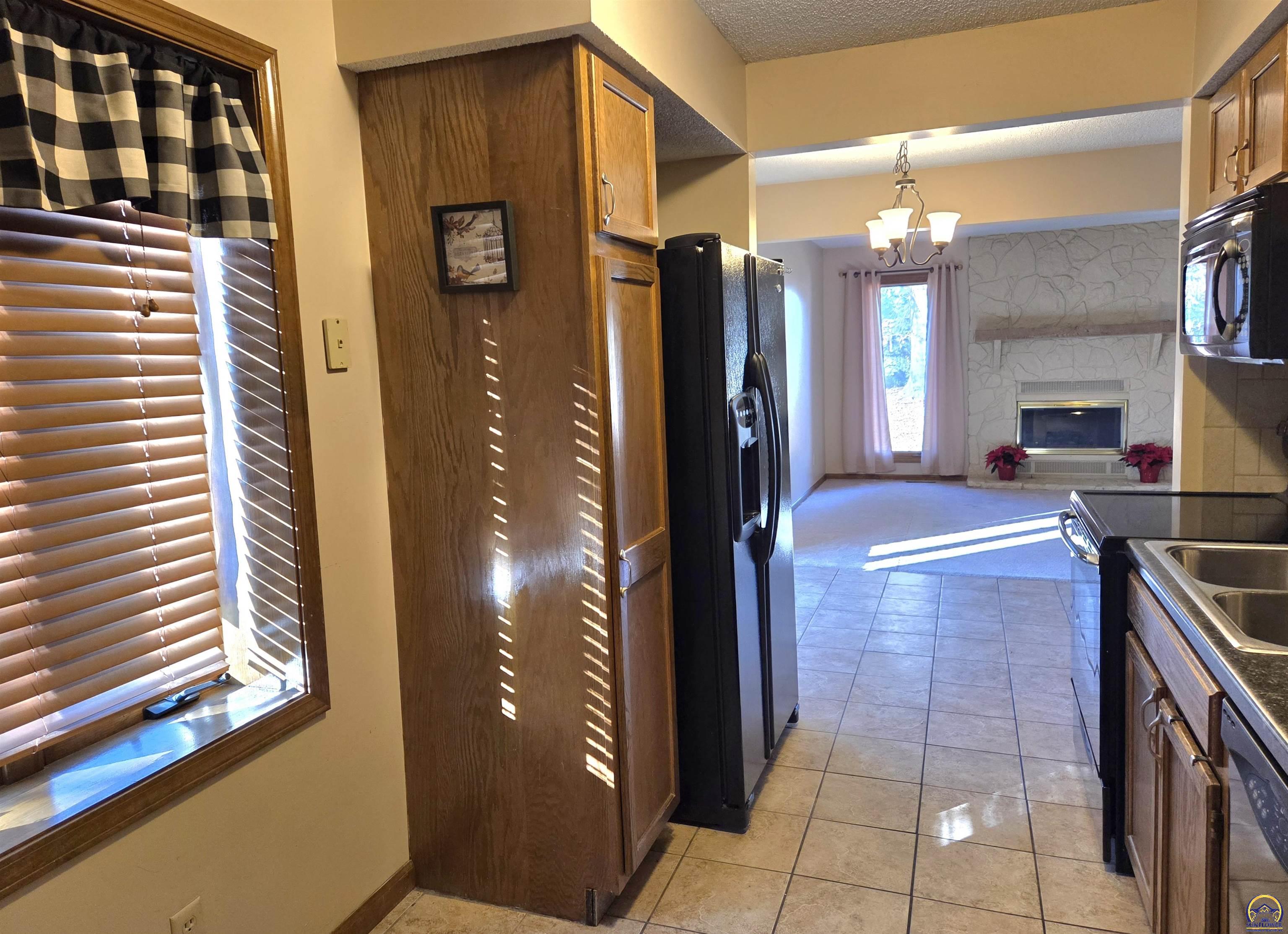 5542 Southwest Stonegate Court Topeka, KS 66606 - Photo 7 of 19